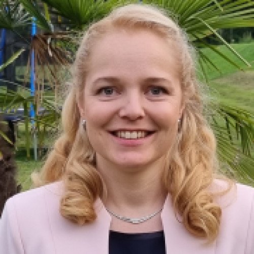 Dr. Menyhárt Csilla