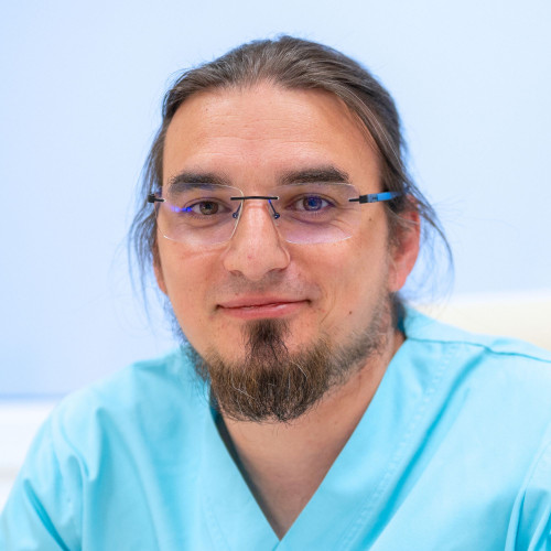 Dr. Kor Áron